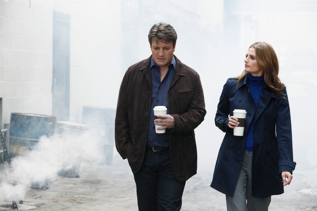 Im Verlauf der Ermittlungen kommen sich Richard Castle (Nathan Fillion, l.) und Kate Beckett (Stana Katic, r.) wieder etwas näher ... - Bildquelle: 2012 American Broadcasting Companies, Inc. All rights reserved.
