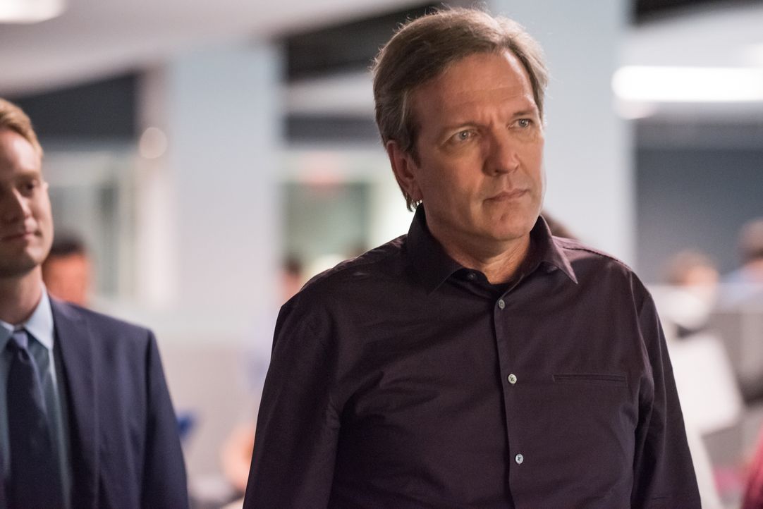 Um mit dem Arbeitgeber des Toten zu sprechen, statten Carrie und Al William Houston (Martin Donovan, r.), dem CEO von Sistex Software, und dessen So... - Bildquelle: Jeff Neumann 2015, 2016 Sony Pictures Television Inc. All Rights Reserved. / Jeff Neumann