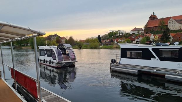 Abenteuer Leben - Abenteuer Leben - Donnerstag: Fahren Oder Schwimmen? - Der Wohnwagen-hausboot-hybrid Kann Beides