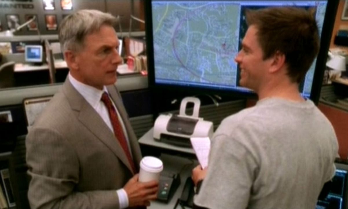 Gibbs (Mark Harmon, l.) erfährt von"Tony" (Michael Weatherly, r.)  das die Navy-Soldatin Amanda Wilkerson entführt wurde. Bevor Genaueres geklärt... - Bildquelle: CBS Television