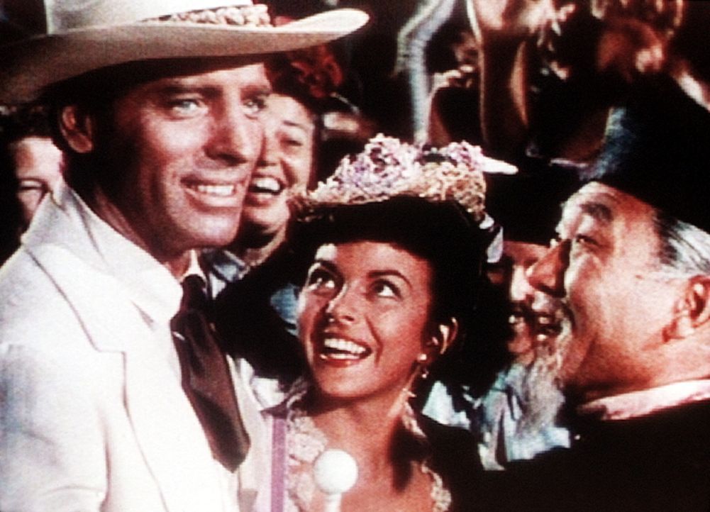 Nach mehreren Problemen lassen sich Kapitän O'Keefe (Burt Lancaster, l.) und Dalabo (Joan Rice, l.) in Hongkong endlich trauen. - Bildquelle: Warner Bros.