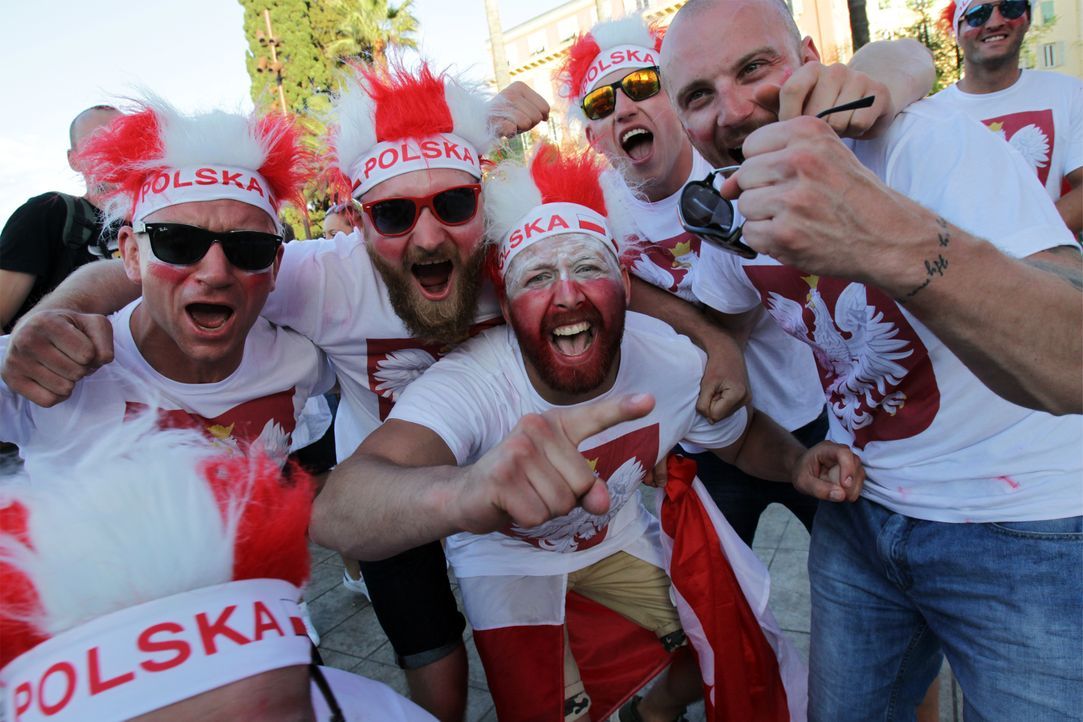 Poland supporters cheer after match_JEAN CHRISTOPHE MAGNENET_AFP