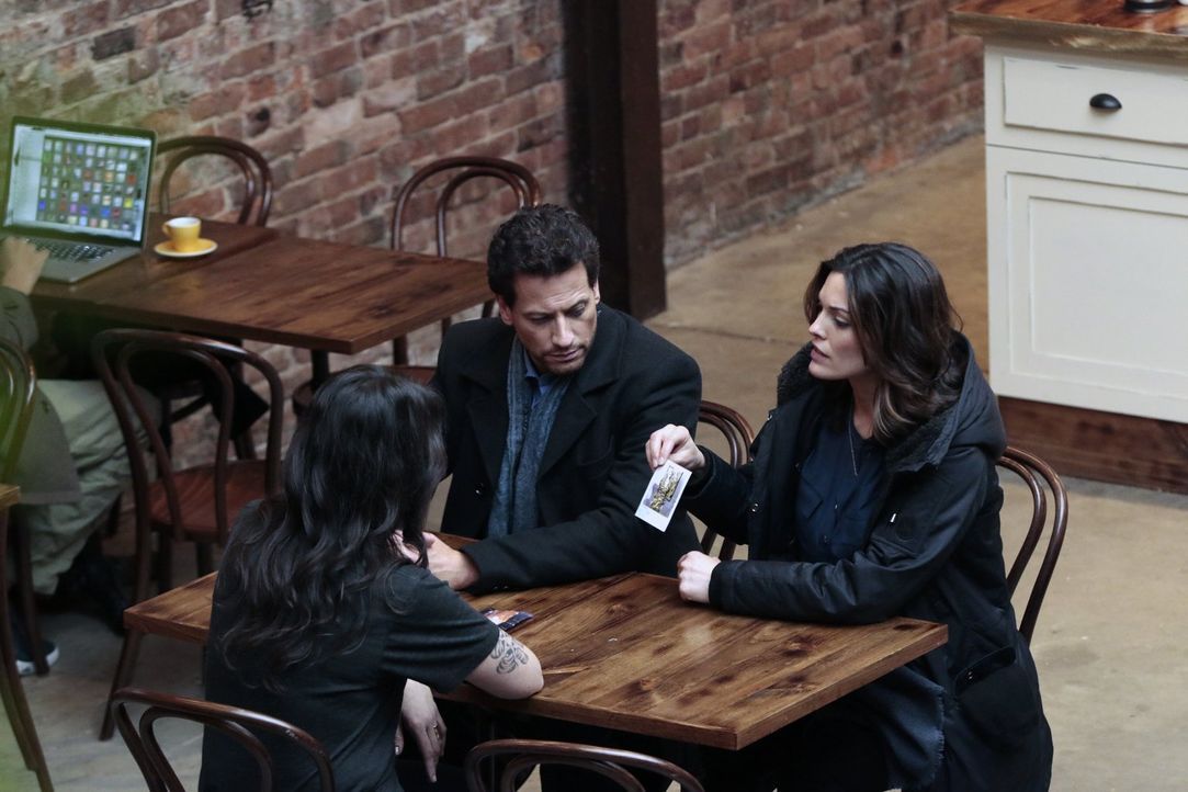 Während sich Henry (Ioan Gruffudd, M.) immer mehr von den Erinnerungen an seine Ex-Verlobte ablenken lässt, versucht Jo (Alana De La Garza, r.) so v... - Bildquelle: Warner Bros. Television
