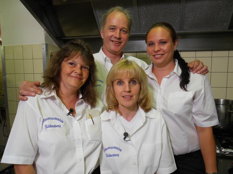 Das Serviceteam der "Schlossgaststätte Falkenberg" (v.l.n.r.): Tamara Dobl, Thorsten Mietzke, Gabi Karweina und Monika Jäger - Bildquelle: kabel eins