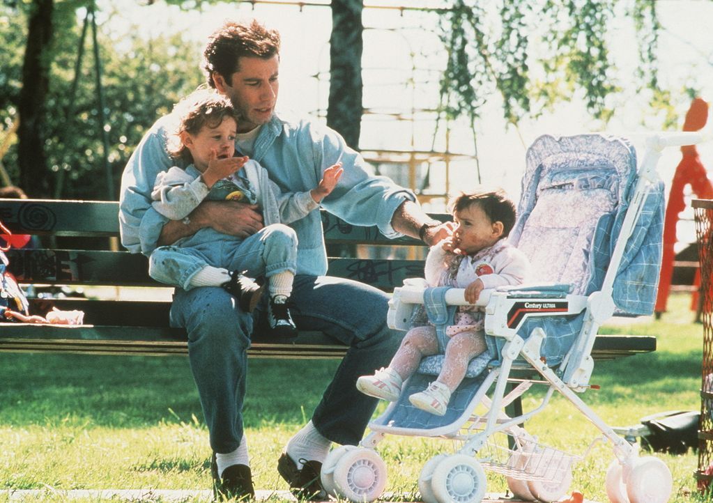Eigentlich ist James (John Travolta, M.) ein treusorgender Vater für Mikey (Lorne Sussman, l.) und sein kleines Schwesterchen Julie (Megan Miller,... - Bildquelle: TriStar Pictures