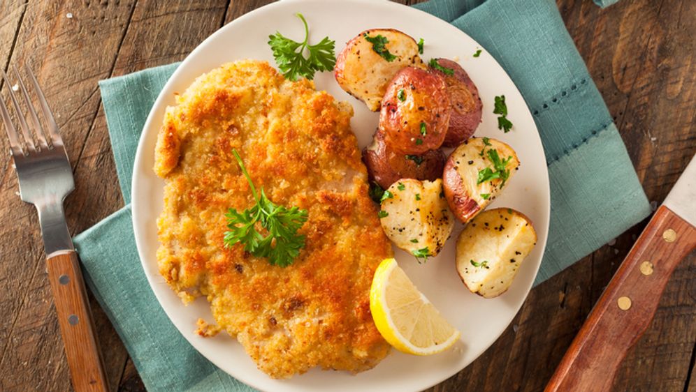 Schnitzel mit Bratkartoffeln und Rahmchampignons