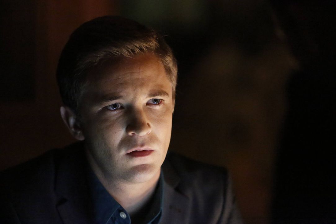 Kyle Erikson (Michael Welch) offenbart den Ermittlern ein Geheimnis, das ihren ganzen Fall in einem anderen Licht erscheinen lässt ... - Bildquelle: 2016 Warner Brothers