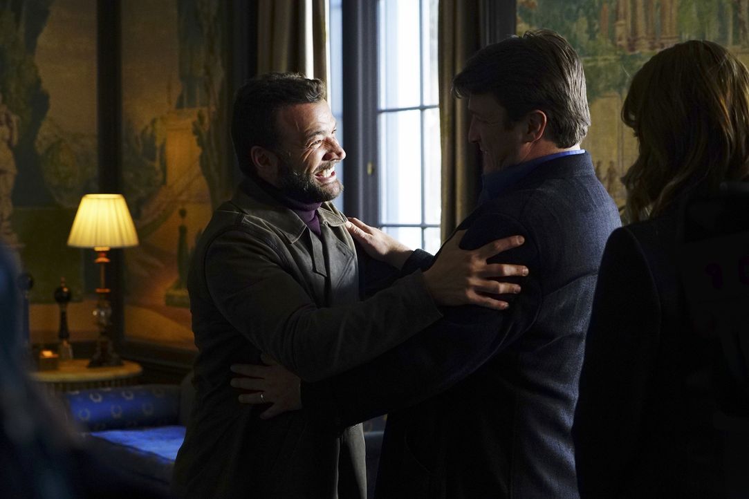 Um die Ermittlungen in einem Mordfall weiterzubringen, muss sich Castle (Nathan Fillion, r.) mit dem russischen Sicherheitsbeamten Vasily Zhiov (Nic... - Bildquelle: Richard Cartwright 2016 American Broadcasting Companies, Inc. All rights reserved.