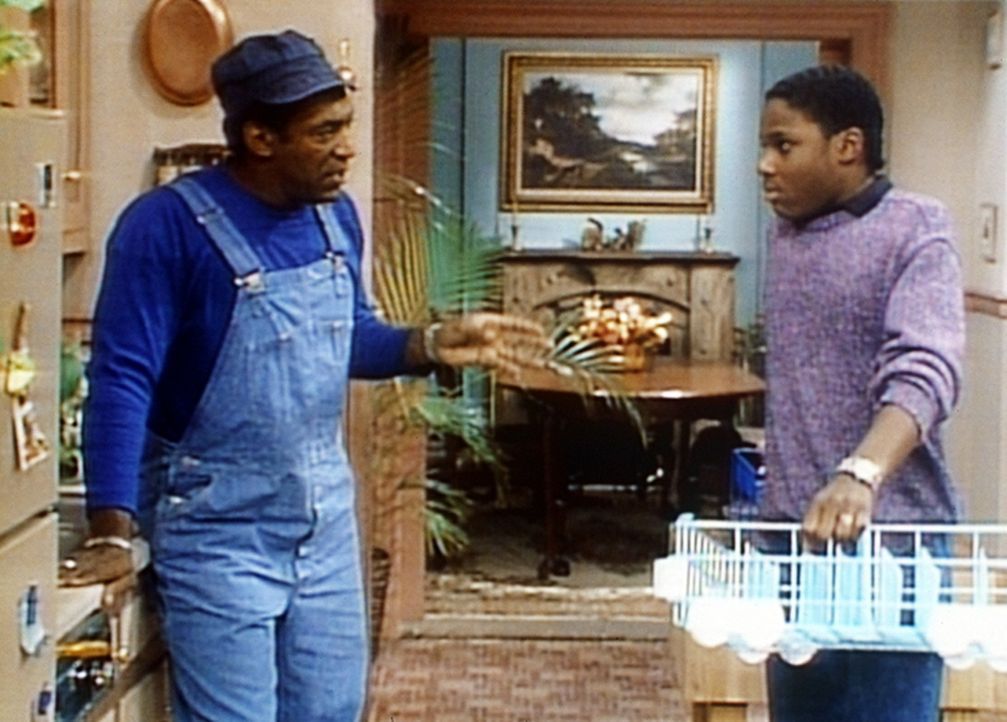 Cliff (Bill Cosby, l.) will mit Hilfe von Theo (Malcolm-Jamal Warner, r.) den Geschirrspüler reparieren ... - Bildquelle: Viacom