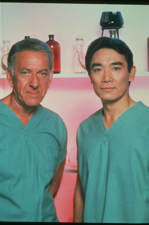 Sam Fujiyama (Robert Ito, r.) ist der Assistent von Dr. Quincy (Jack Klugman, l.) im gerichtsmedizinischen Institut von Los Angeles. Als Chemotechni... - Bildquelle: 2004 - 2015  NBCUniversal. ALL RIGHTS RESERVED.