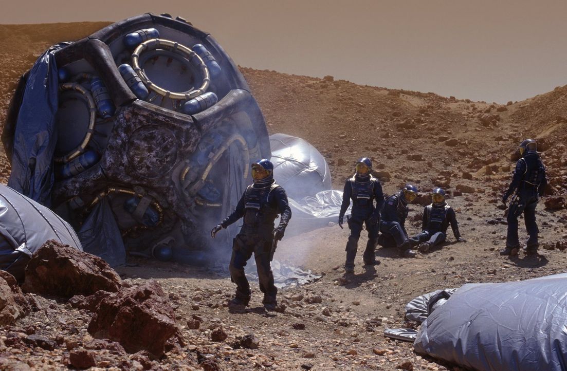 Commander Bowman bleibt an Bord des Raumschiffes, nur die fünf Männer landen mit einem Shuttle auf dem Mars: (v.l.n.r.) Dr. Quinn Burchenal (Tom Siz... - Bildquelle: Warner Bros. Entertainment Inc.