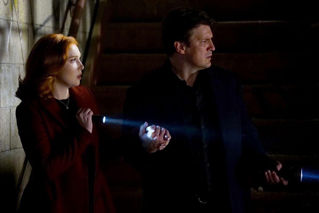 Castle (Natahn Fillion, r.) und Alexis (Molly C. Quinn, l.) tauchen in die Welt des professionellen A cappella ein, als bei Marthas letzter Aufführu... - Bildquelle: Richard Cartwright 2015 American Broadcasting Companies, Inc. All rights reserved.