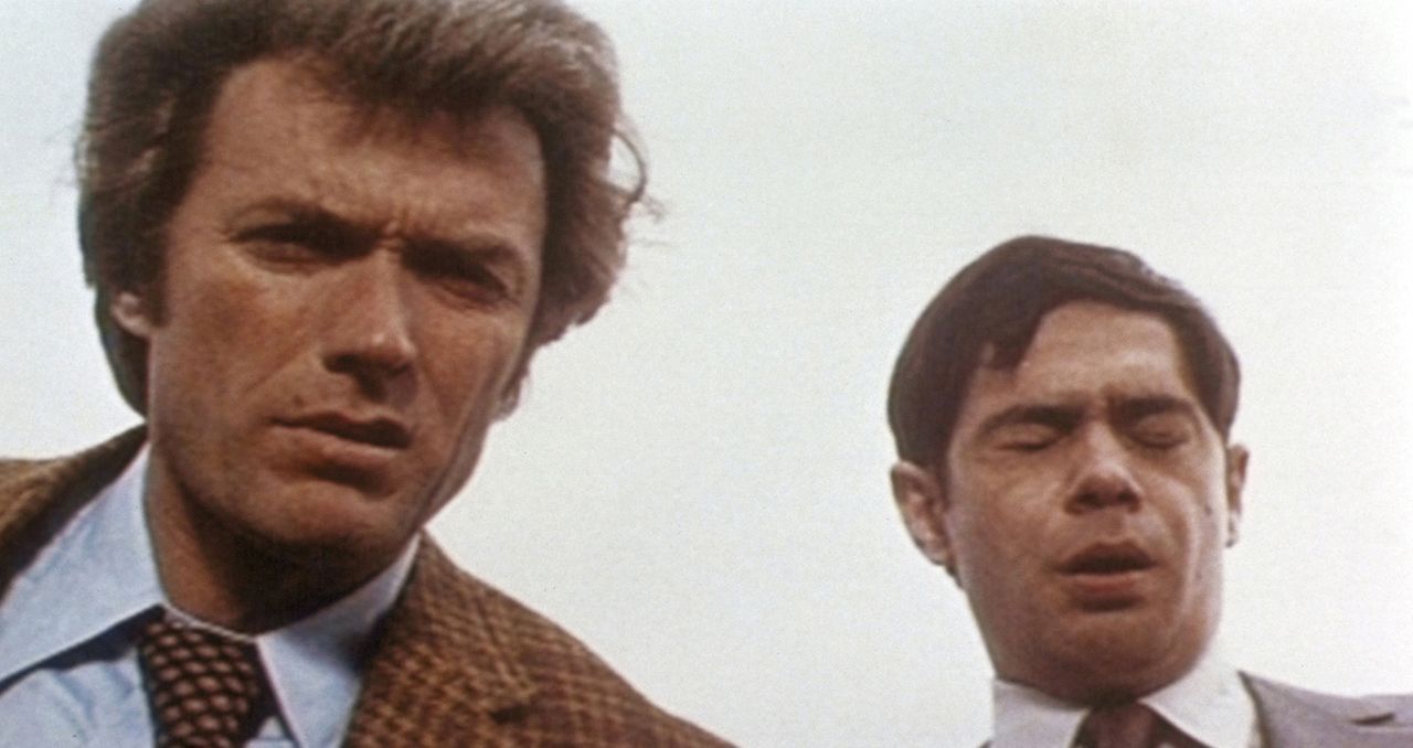 Kriminalkommissar Harry Callahan (Clint Eastwood, l.) und vor allem sein junger Partner Chico (Reni Santoni, r.) sind beim Anblick der Leiche bestü... - Bildquelle: Warner Bros.