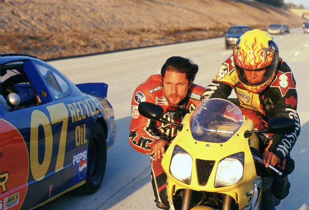 Dalton (Jay Hernandez, r.) und Ford (Martin Henderson, l.) fahren in halsbrecherischem Tempo durch die Wüste. - Bildquelle: Warner Bros. Pictures