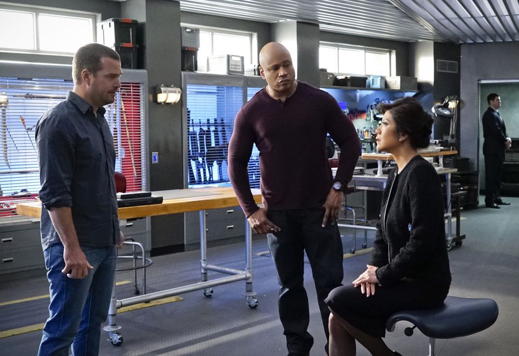 Das Team um Callen (Chris O'Donnell, l.) und Sam (LL Cool J, M.) wird dazu beauftragt, U.S. Ambassador Nancy Kelly (Julie Chen, r.) vor Terroristen... - Bildquelle: CBS Studios Inc. All Rights Reserved.