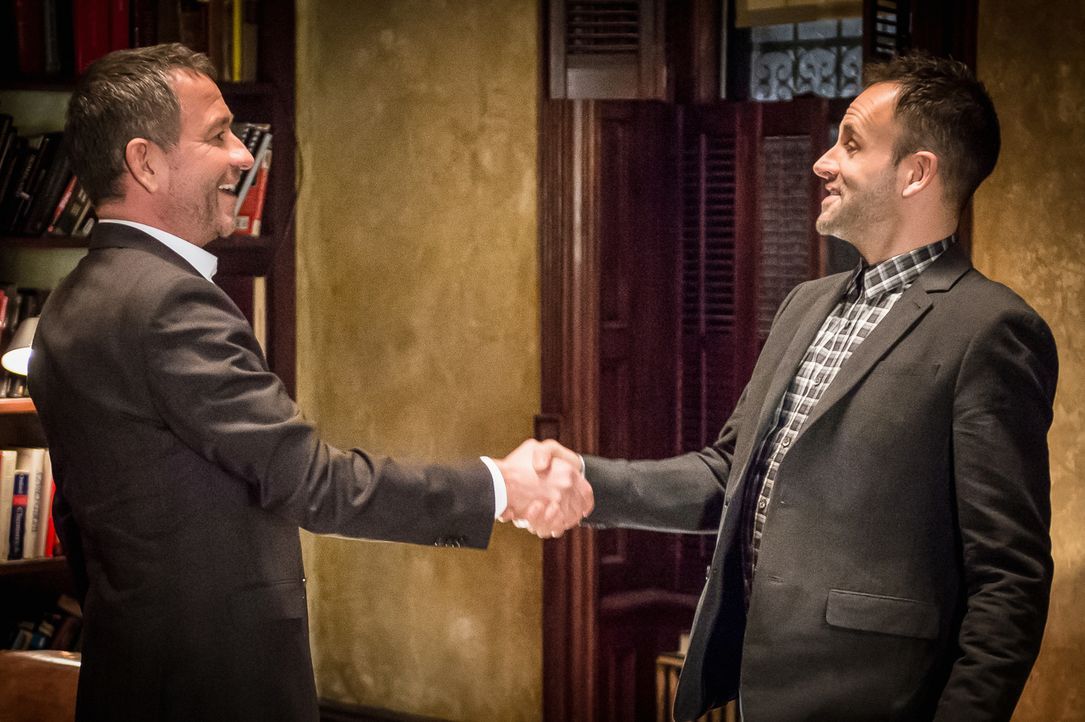 Kampfhähne: Sherlock Holmes (Jonny Lee Miller, r.) und Gareth Lestrade (Sean Pertwee, l.) werden vom NYPD gezwungen, gemeinsam zu ermitteln. Konkurr... - Bildquelle: CBS Television