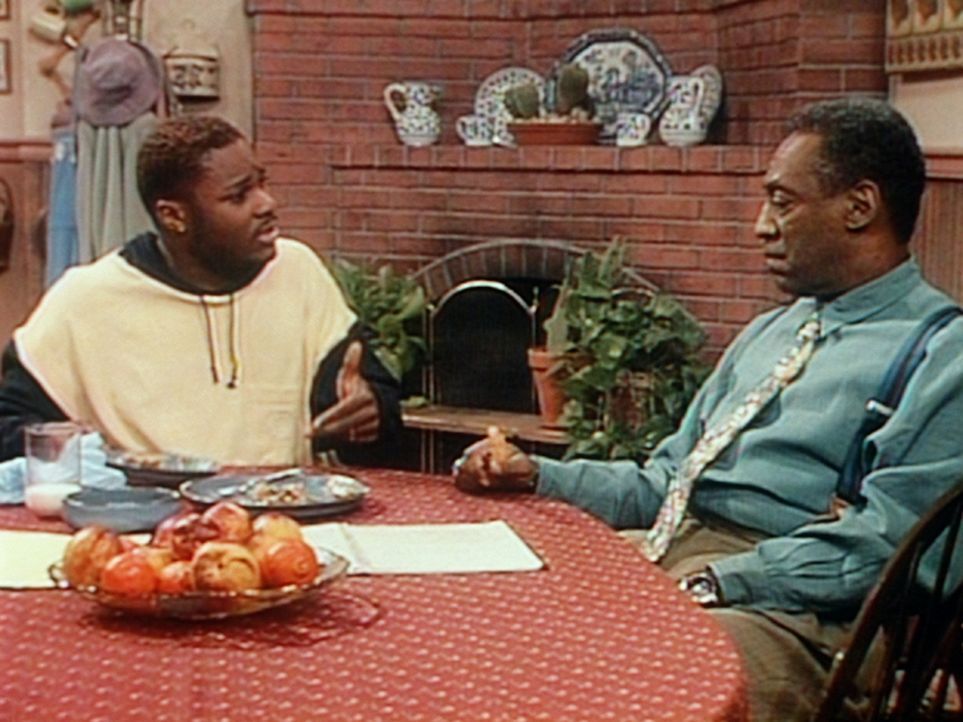 Theo (Malcolm-Jamal Warner, l.) erzählt Cliff (Bill Cosby, r.) von all den sozialen Problemen, mit denen er in seinem neuen Job plötzlich konfront... - Bildquelle: Viacom