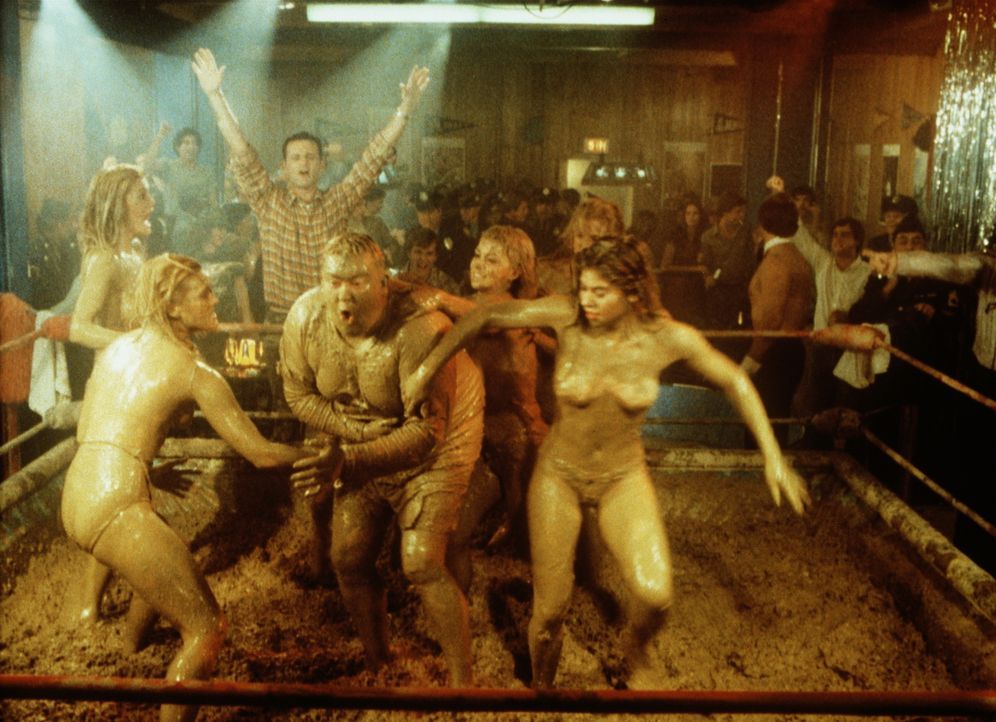 Im Nachtclub hat der Rekrut Ox (John Candy, M.) die Ehre mit den 'Schlamm-Girls' zu ringen ... - Bildquelle: Columbia Tri-Star