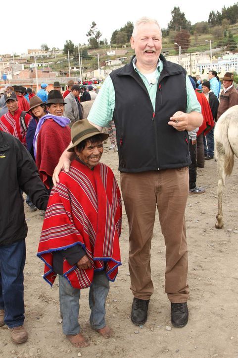 Ein Ostfriese in Ecuador: Tamme Hanken (r.) besucht einen Andenmarkt ... - Bildquelle: kabel eins