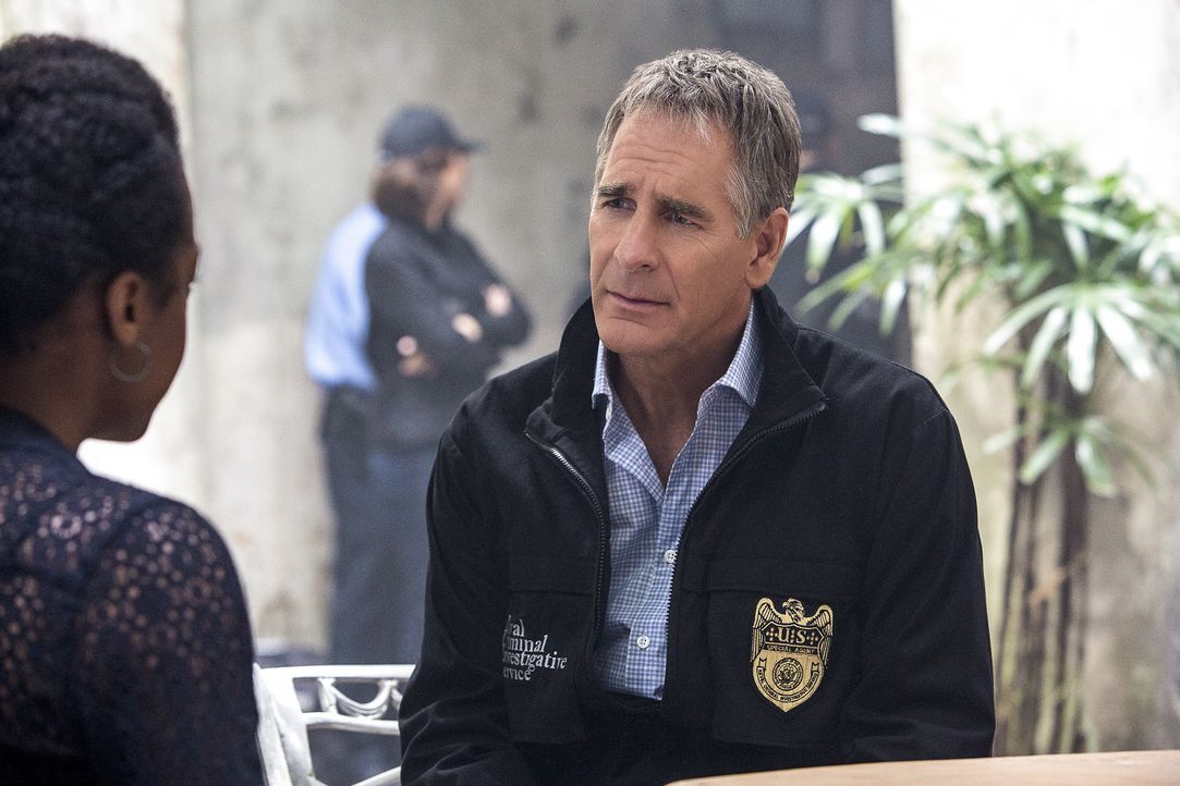 Pride (Scott Bakula, r.) braucht von der trauernden Amelia Boyd (Devyn A. Tyler, l.) Informationen über ihren Psychologen, der bei der Beerdigungspr... - Bildquelle: Skip Bolen 2016 CBS Broadcasting, Inc. All Rights Reserved / Skip Bolen