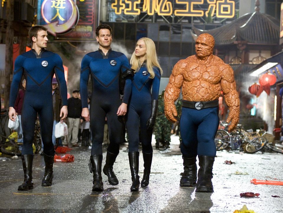 Die "Fantastic Four", Ben (Michael Chiklis, l.), Reed (Ioan Gruffudd, 2.v.l.), Susan (Jessica Alba, 2.v.r.) und Johnny (Chris Evans, r.), sind auf d... - Bildquelle: Twentieth Century Fox