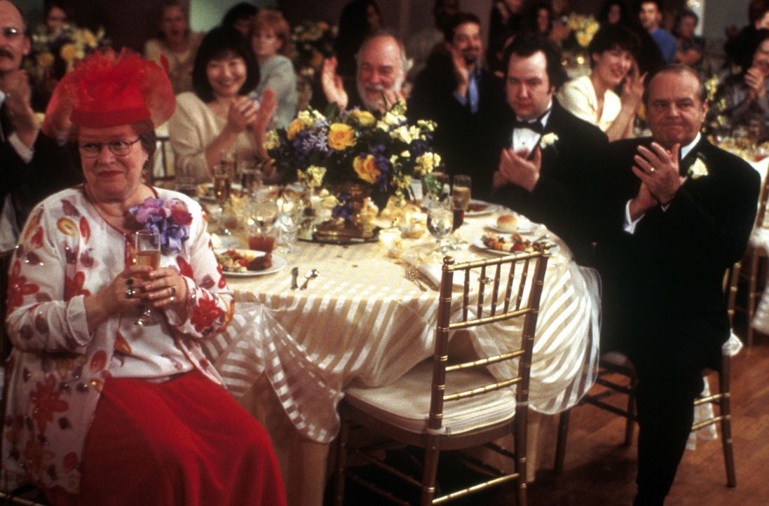 Die Hochzeitsfeierlichkeiten seiner Tochter lässt Warren Schmidt (Jack Nicholson, r.) mit Würde über sich ergehen, wogegen Roberta (Kathy Bates, l.)... - Bildquelle: New Line Cinema