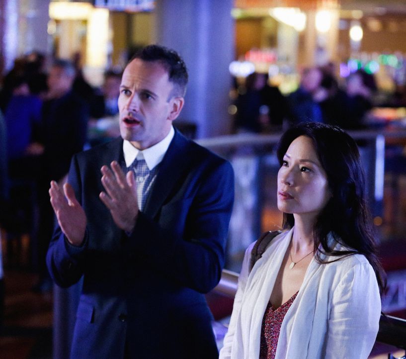 Ermitteln in einem neuen spannenden Fall: Holmes (Jonny Lee Miller, l.) und Watson (Lucy Liu, r.) müssen eine seltene Landkarte wieder finden ... - Bildquelle: CBS Television