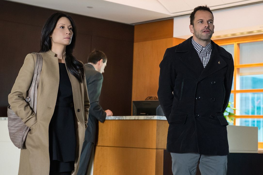 Watson (Lucy Liu, l.) und Holmes (Jonny Lee Miller, r.) müssen bei ihren aktuellen Ermittlungen in der Welt der Hochfinanz recherchieren ... - Bildquelle: CBS Television