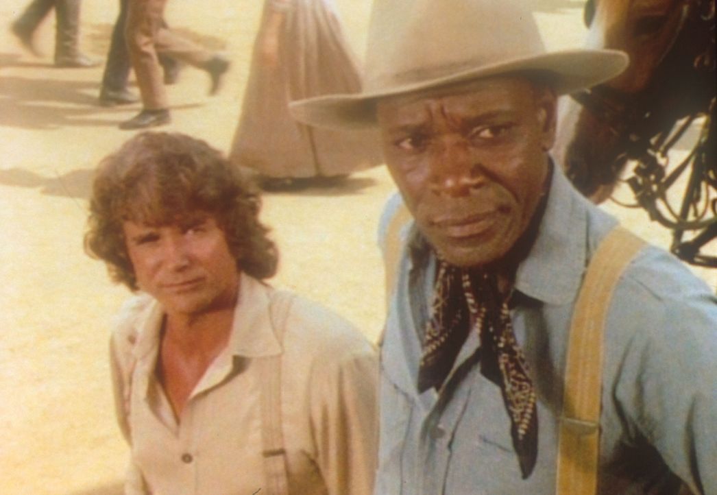 Für die opulente Garderobe von Mrs. Oleson haben Charles (Michael Landon, l.) und Joe (Moses Gunn, r.) nur abschätzige Blicke übrig. - Bildquelle: Worldvision