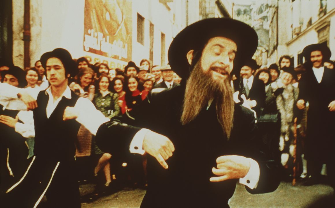 Damit der Schwindel nicht auffliegt, muss Pivert (Louis de Funès, M.) als Rabbi Jacob an orthodoxen Bräuchen teilnehmen ... - Bildquelle: 20th Century Fox Film Corporation