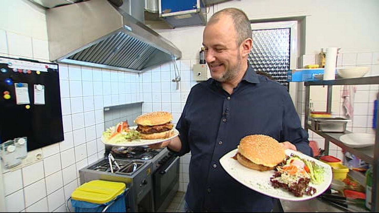 Frank Rosin präsentiert den neuen Burger des "Grill Bill". - Bildquelle: kabel eins