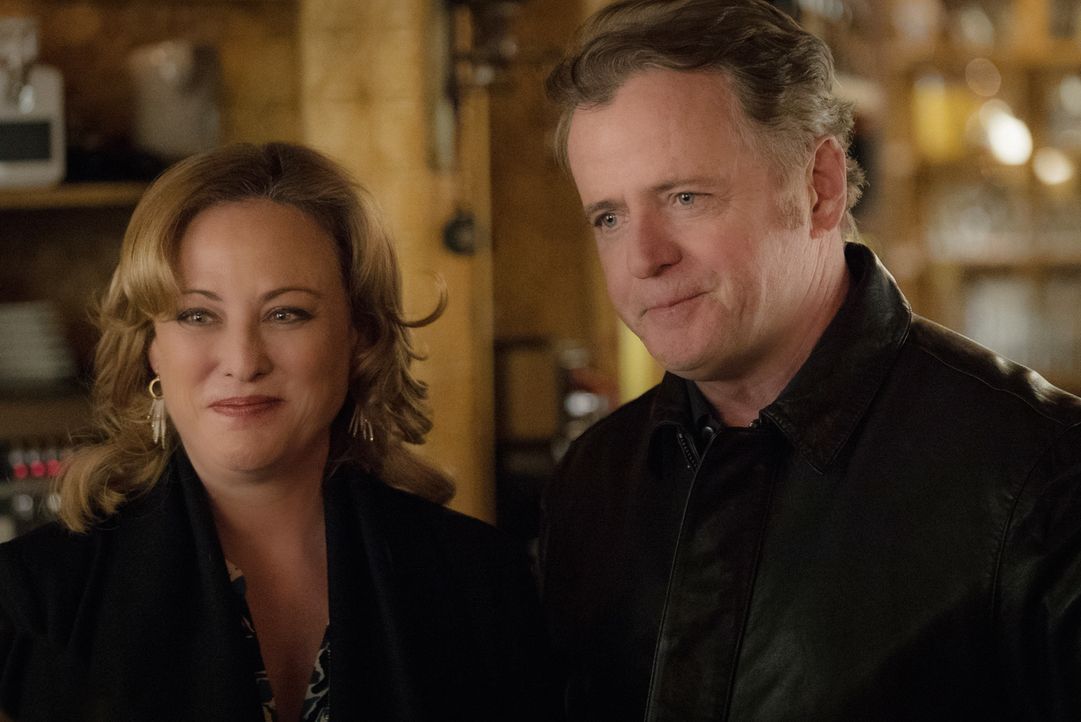 Captain Gregsons (Aidan Quinn, r.) Freundin Paige (Virginia Madsen, l.) will ihre Beziehung geheim halten, um Gregsons Karriere zu schützen. Doch al... - Bildquelle: Michael Parmelee 2016 CBS Broadcasting Inc. All Rights Reserved.