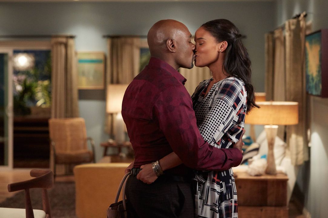 Ein Herz und eine Seele, bis nach ihrem "fehlenden Jahr" geforscht wird: Erica (Joy Bryant, r.) und Rosewood (Morris Chestnut, l.) ... - Bildquelle: 2015-2016 Fox and its related entities.  All rights reserved.