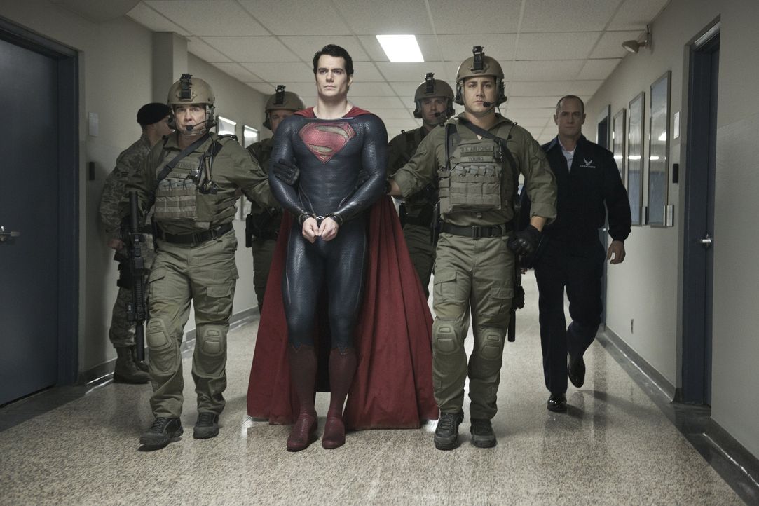 Schurke General Zod fordert die Auslieferung von Superman (Henry Cavill, M.). Gibt sich dieser einfach so geschlagen? - Bildquelle: © 2013 Warner Brothers