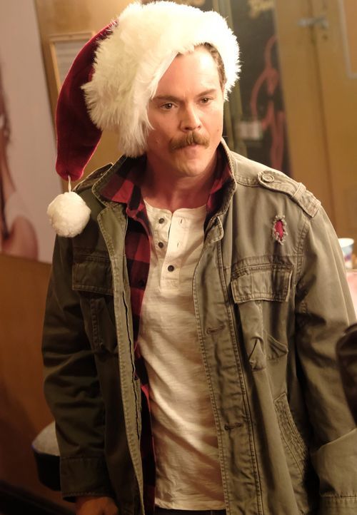 Bekommt einen überraschenden, aber weniger erfreulichen Anruf zu Weihnachten: Martin Riggs (Clayne Crawford) ... - Bildquelle: Warner Brothers