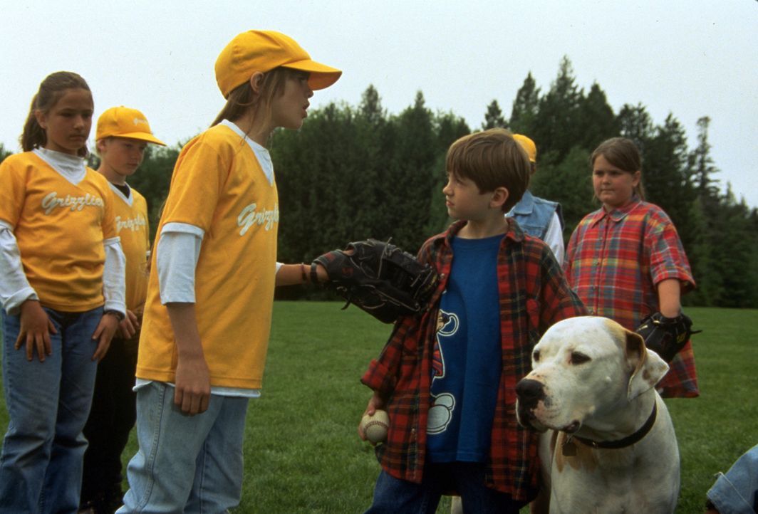 Jamies (Kevin Timothy Chevalia, 2.v.r.) Freunde sind stinksauer auf ihn, weil wegen seinem Hund Chance das Baseballspiel unterbrochen werden musste... - Bildquelle: Walt Disney Pictures