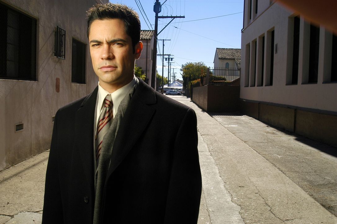 (1. Staffel) - Der aus Puerto Rico stammende Valens (Danny Pino) wird Lilly Rushs neuer Partner, nachdem Chris Lassing die Abteilung verlässt. - Bildquelle: Warner Bros. Television