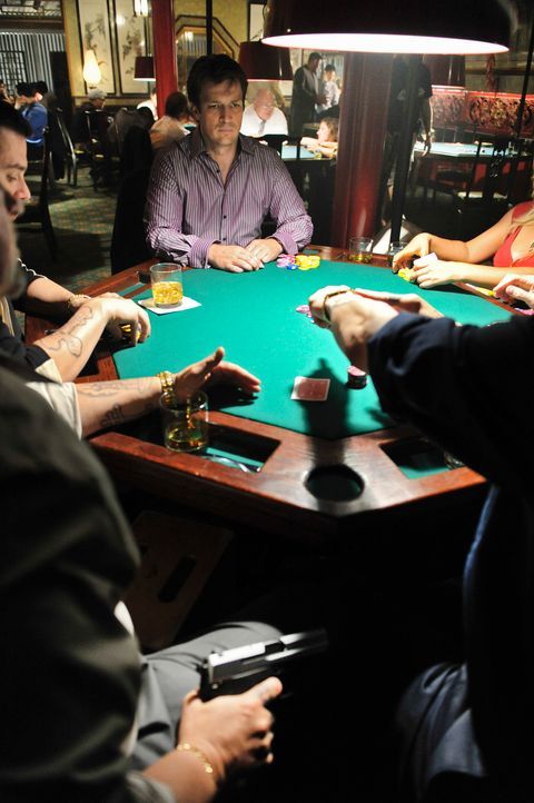 Richard Castle (Nathan Fillion, hinten M.) lässt sich auf ein gewagtes Spiel ein, das ihn das Leben kosten kann ... - Bildquelle: ABC Studios