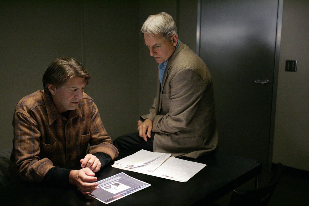 Hat Navy-Sanitäter Ned Quinn (Peter Coyote, l.) etwas mit dem Mord an einem älteren Ehepaar zu tun? Gibbs (Mark Harmon, r.) und sein Team ermitteln... - Bildquelle: CBS Television