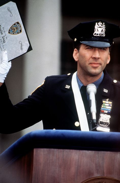 Stolz und überglücklich nimmt der wackere Cop Charlie (Nicolas Cage) seine Auszeichnung entgegen ... - Bildquelle: Columbia TriStar