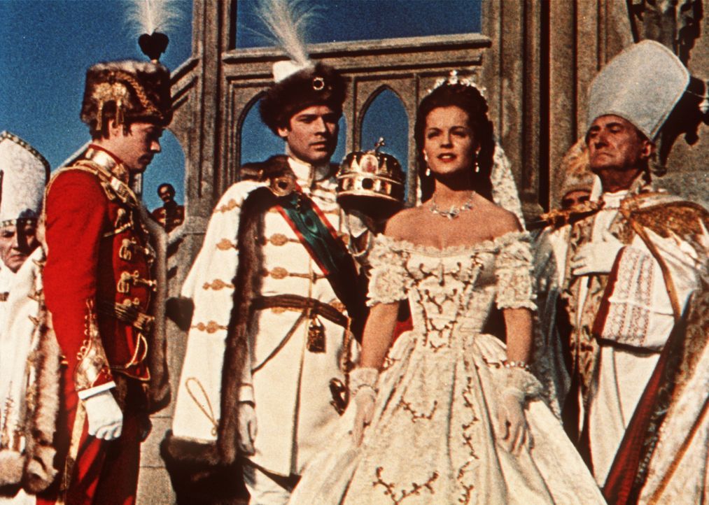 Mit großem Zeremoniell wird Sissi (Romy Schneider, 2.v.r.) zur Königin von Ungarn gekrönt ... - Bildquelle: Herzog-Filmverleih