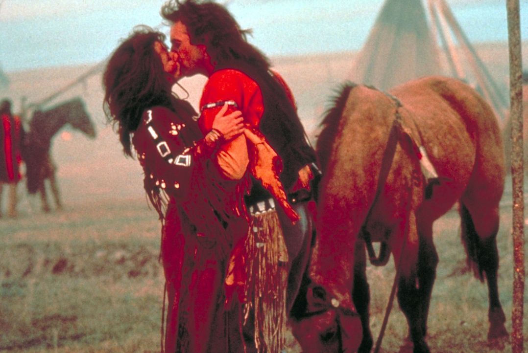 Die temperamentvolle "Steht mit einer Faust" (Mary McDonnell, l.) bringt "Der mit dem Wolf tanzt" (Kevin Costner, r.) die indianische Kultur und Leb... - Bildquelle: Orion Pictures Corporation
