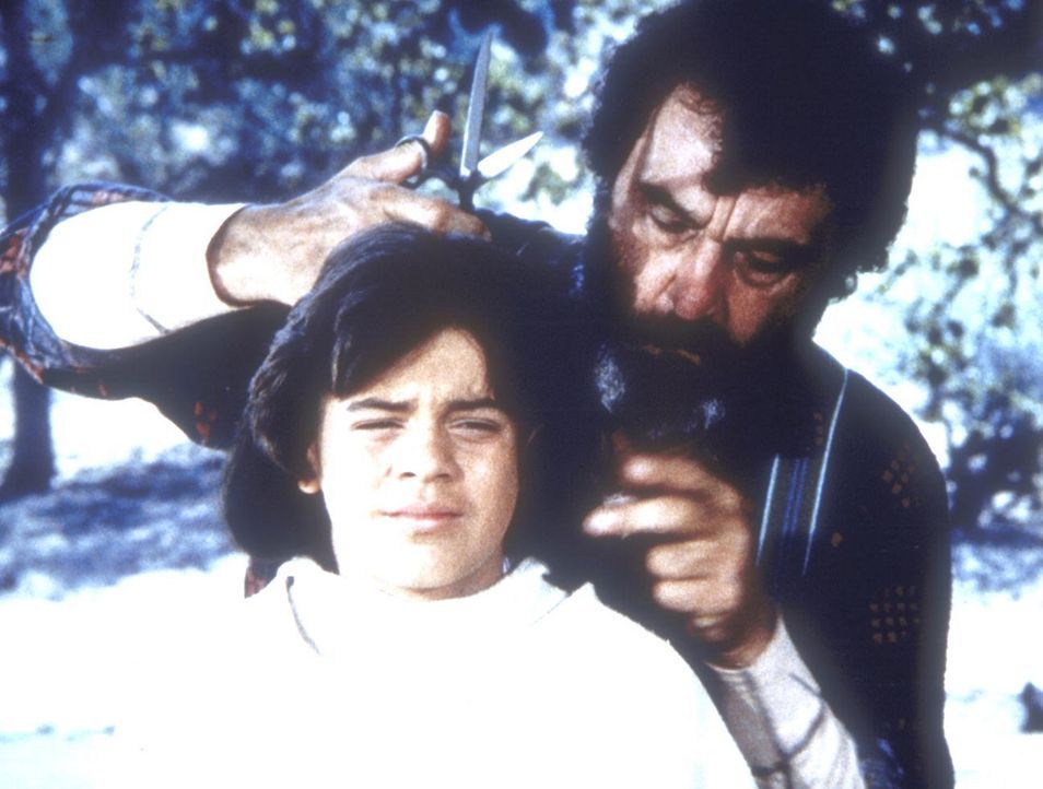 Edwards (Victor French, r.) hat dem "Wolfsmensch" Matthew (Jonathan Hall Kovacs, l.) ein neues Zuhause gegeben und macht ihn erst Mal salonfähig. - Bildquelle: Worldvision