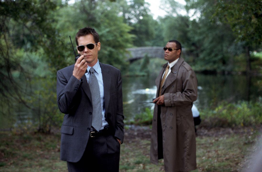 Die Cops Sean Devine (Kevin Bacon, l.) und Whitey Powers (Laurence Fishburne, r.) lassen Gnade vor Recht erweisen ... - Bildquelle: Warner Bros. Pictures