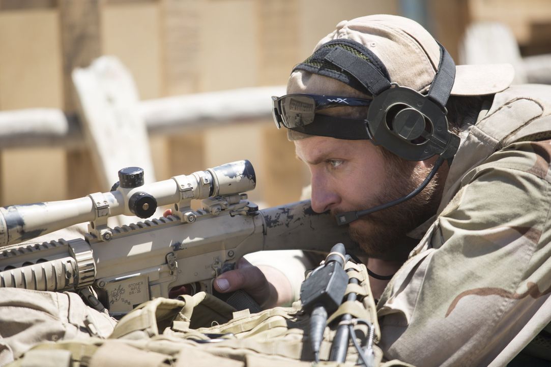 Den Feind immer Visier: der erfolgreichste Scharfschütze aller Zeiten, Chris Kyle (Bradley Cooper) ... - Bildquelle: 2014 Warner Bros. Entertainment Inc.
