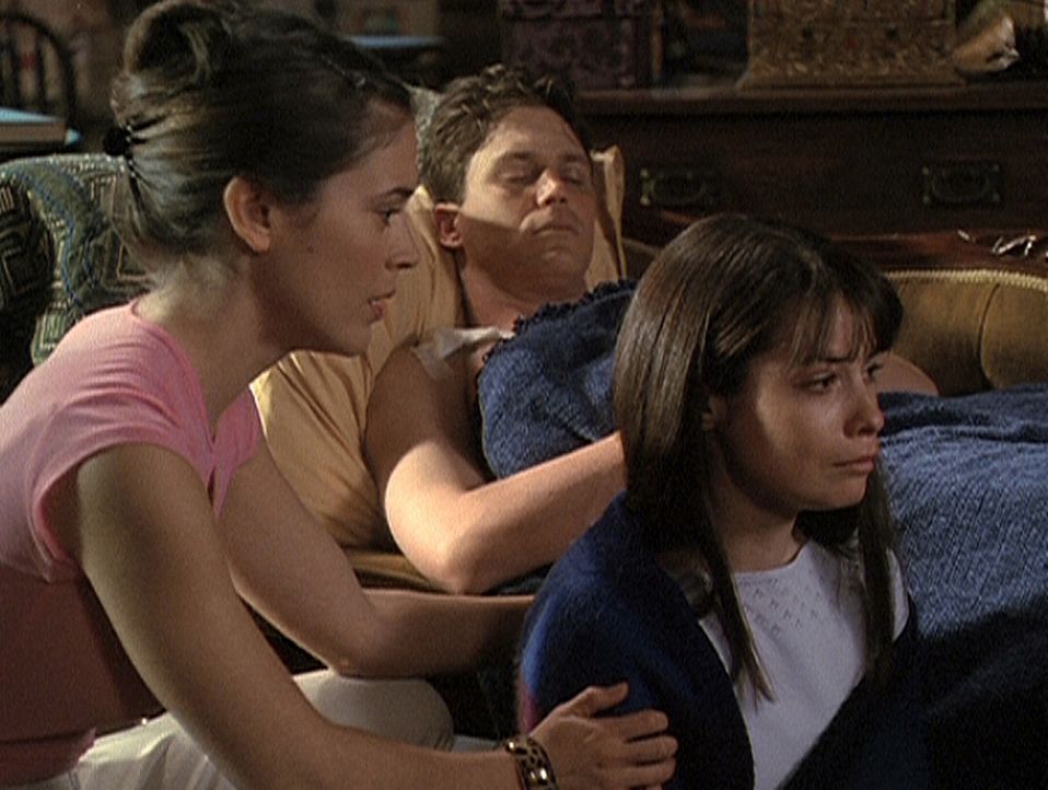 Phoebe (Alyssa Milano, l.) weiß nicht, wie sie ihre Schwester Piper (Holly Marie Combs, r.) trösten soll, denn Leo (Brian Krause, M.) wurde von ei... - Bildquelle: Paramount Pictures