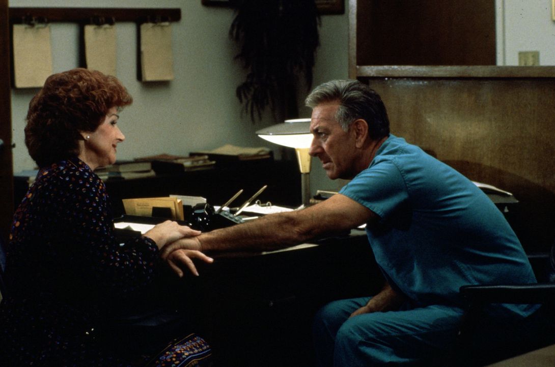 Marsha Leventhal (Chevi Colton, l.) bittet Quincy (Jack Klugman, r.) um Hilfe. - Bildquelle: Universal Pictures
