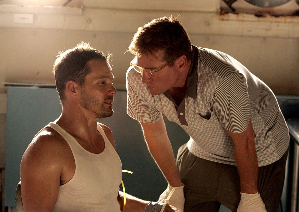 Colby (Dylan Bruno, l.) wird von Dwayne Carter zu Mason Lancer (Val Kilmer, r.) gebracht. Dieser führt allerdings nichts Gutes im Schilde ... - Bildquelle: Paramount Network Television