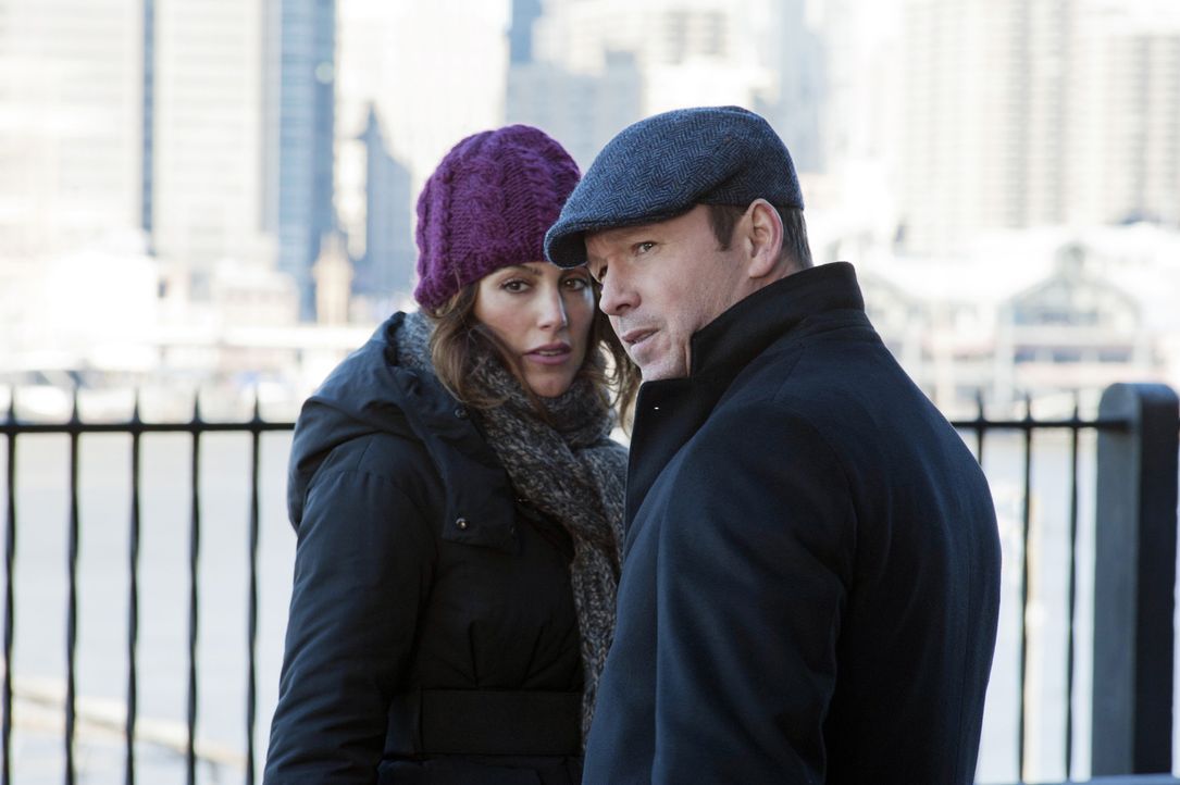 Wie gehen Danny (Donnie Wahlberg, r.) und Jackie (Jennifer Esposito, l.) damit um, dass die Frau, auf die sie hören, geisteskrank zu sein scheint ... - Bildquelle: 2011 CBS Broadcasting Inc. All Rights Reserved