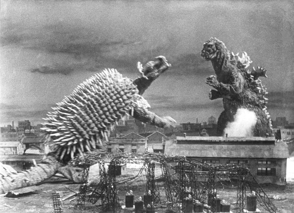 Bei ihrem Kampf gelangen die Monster Godzilla (r.) und Angilus (l.) in die westjapanische Stadt Osaka und sind kurz davor, alles und jeden zu zerstö... - Bildquelle: 1955 Toho Co. Ltd.